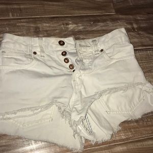 Highwaisted white shorts